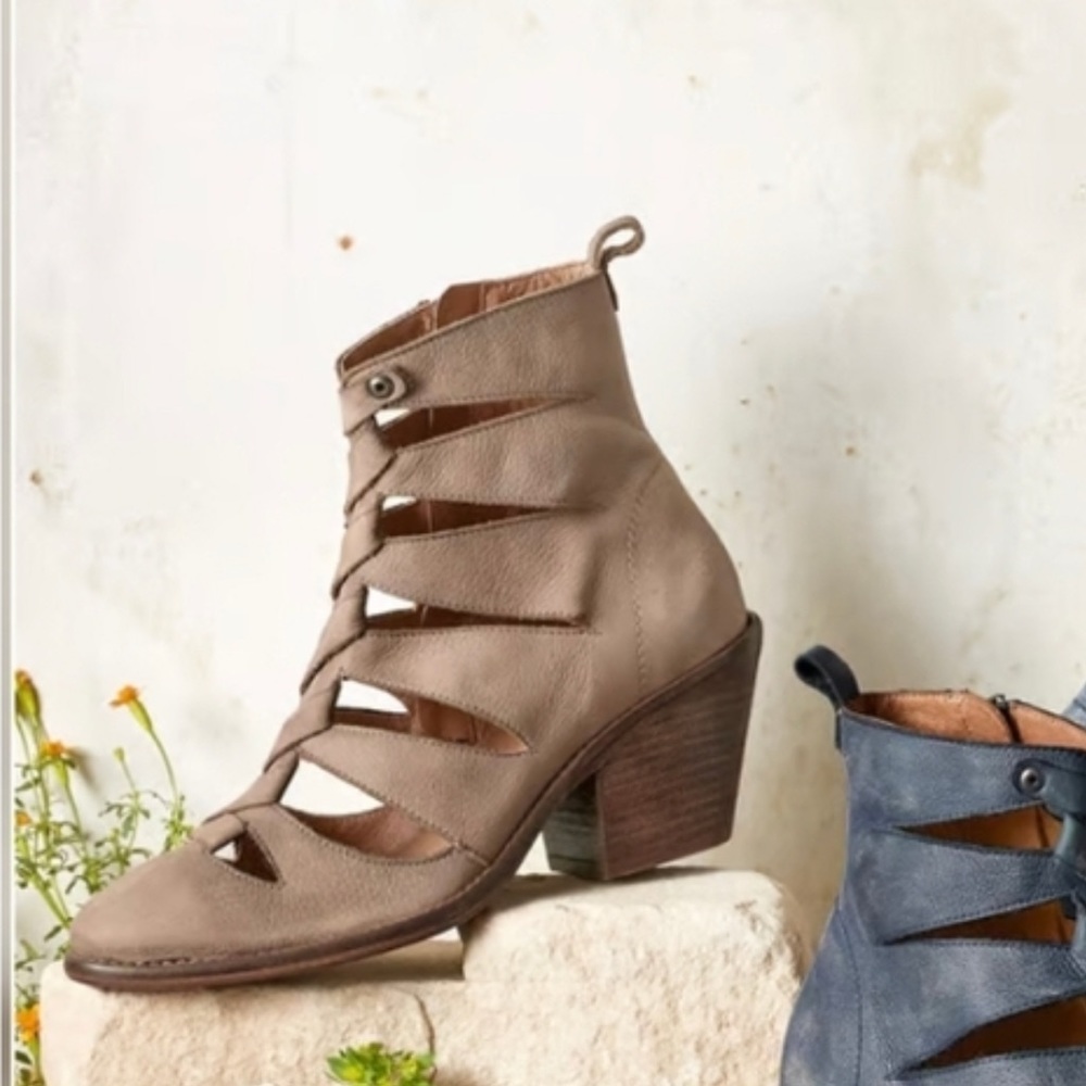 Size 9 Vera Cruz leather “Triga Boots” in box (from Sundance catalog)
